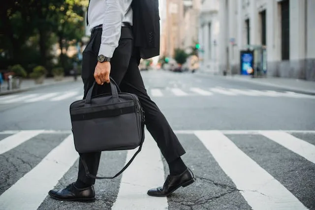 Sócio de empresa com maleta