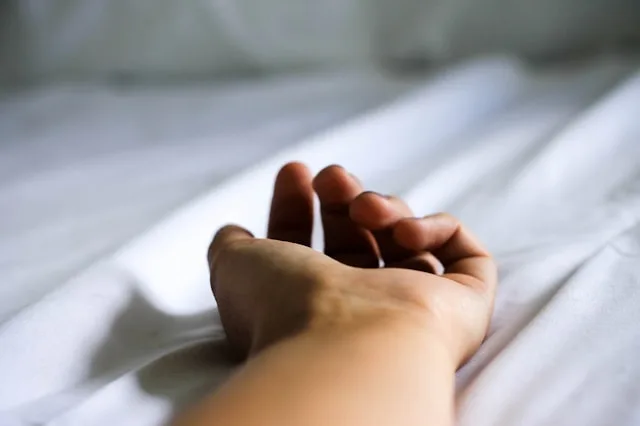 Mão em cima da cama