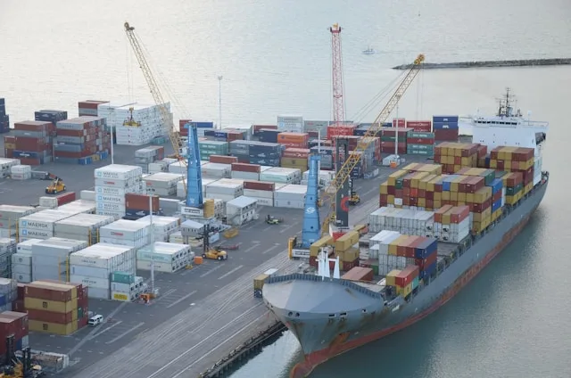 Navio no porto