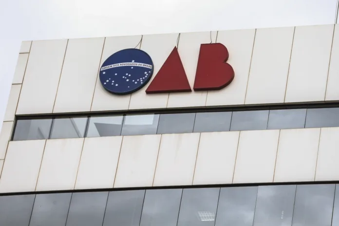Fachada do prédio da Ordem dos Advogados do Brasil (OAB) com logotipo da instituição. A OAB aprovou mudança no Código de Ética e Disciplina para esclarecer a competência em processos disciplinares.