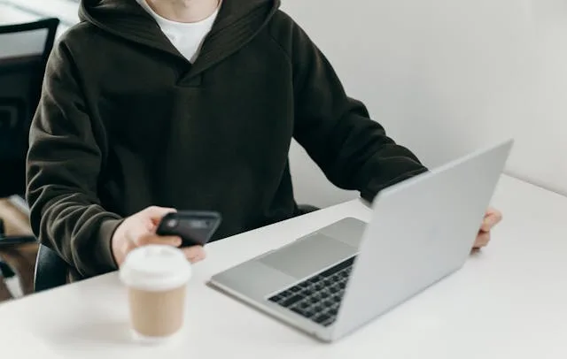 Homem ao computador em esquema de venda ilegal de cursos