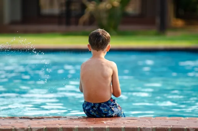 Criança em Piscina