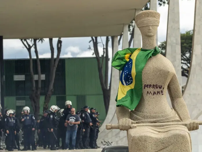 Estátua pichada por Debora Rodrigues dos Santos, nos atos de 08 de janeiro